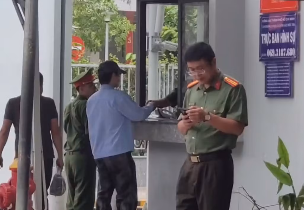 Ca sĩ Khánh Phương đến làm việc với Công an TP Hồ Chí Minh -0