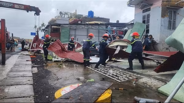 Công an Hưng Yên bám địa bàn, kịp thời giúp dân ứng phó với mưa bão