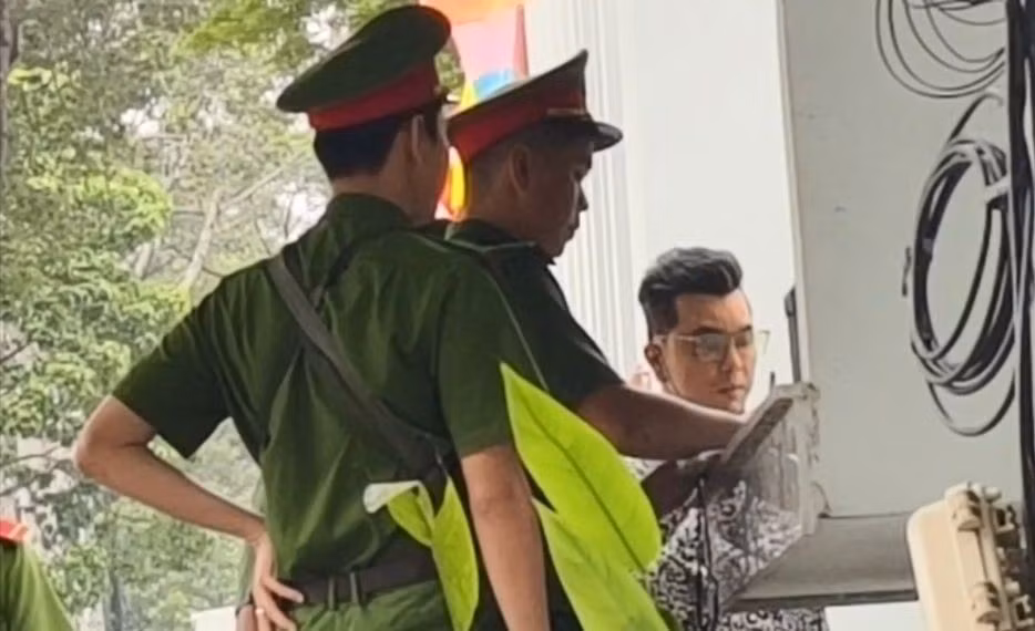 Ca sĩ Khánh Phương đến làm việc với Công an TP Hồ Chí Minh -1