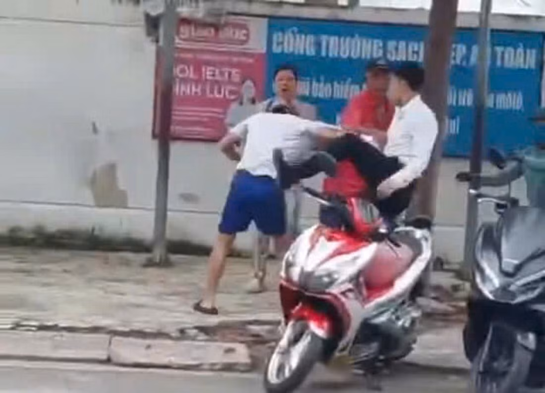 Điều tra người đàn ông hành hung người khác trước cổng trường học ở Nha Trang -0