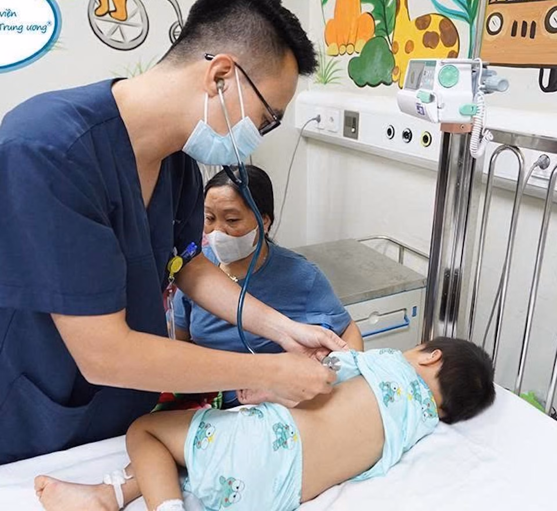 Bốn bà cháu bị đàn ông tấn công, 1 bé tử vong -0