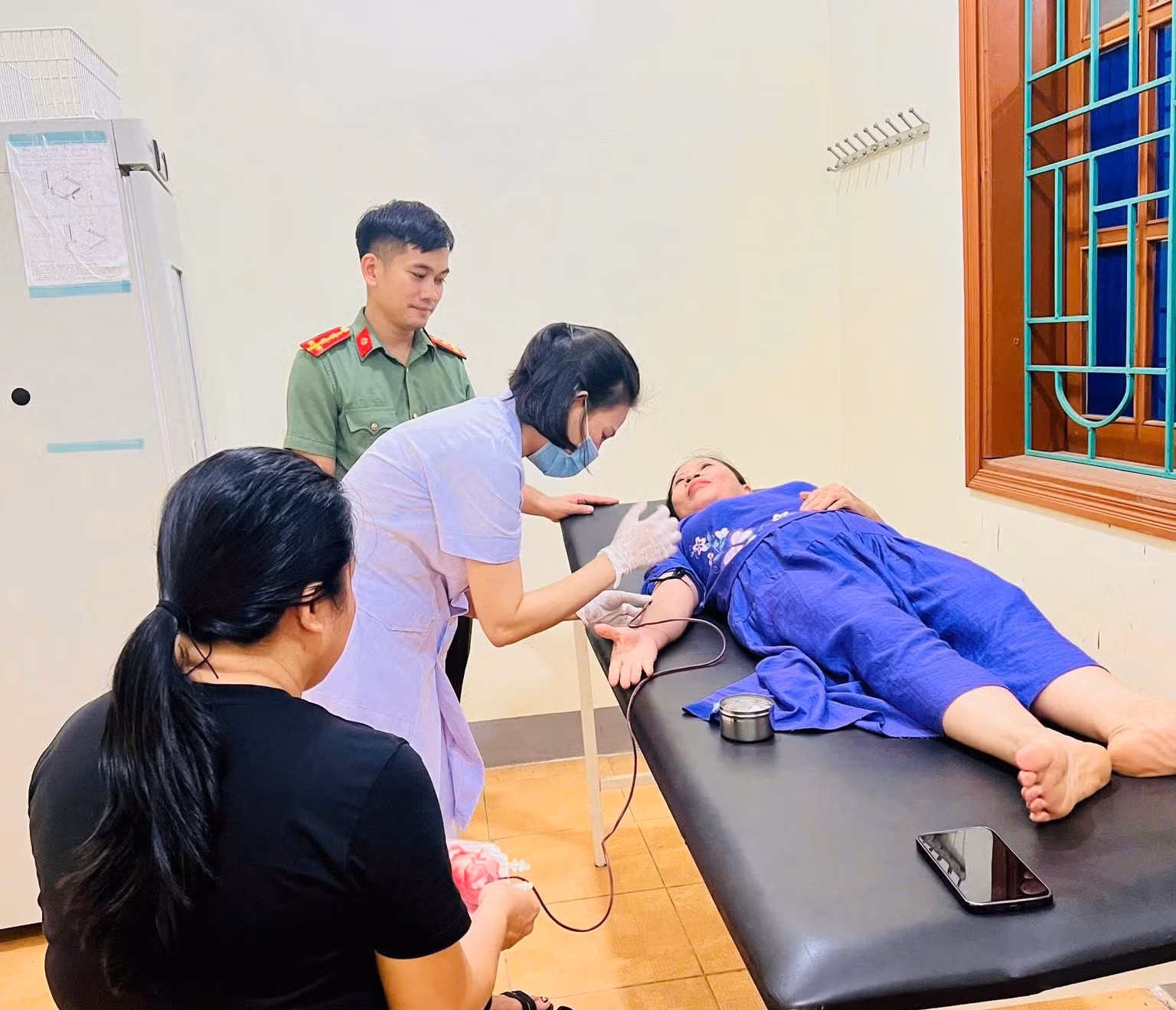 Thượng úy Công an xã vượt 25km trong mưa bão hiến máu cứu sống sản phụ nguy kịch -0