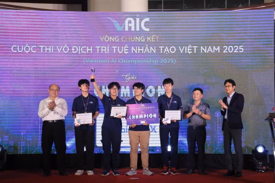 Trường THPT chuyên Hà Nội-Amsterdam giành giải đặc biệt cuộc thi 