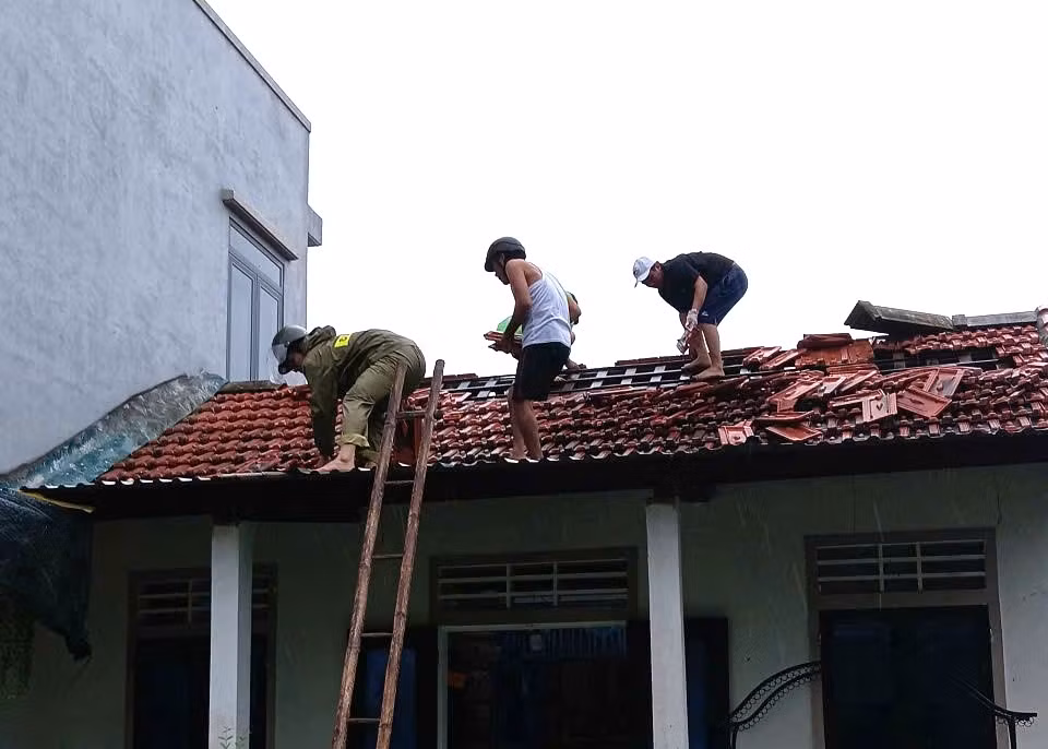 Công an xã, phường ở Huế giúp dân lợp lại mái nhà, gặt lúa chạy bão -1