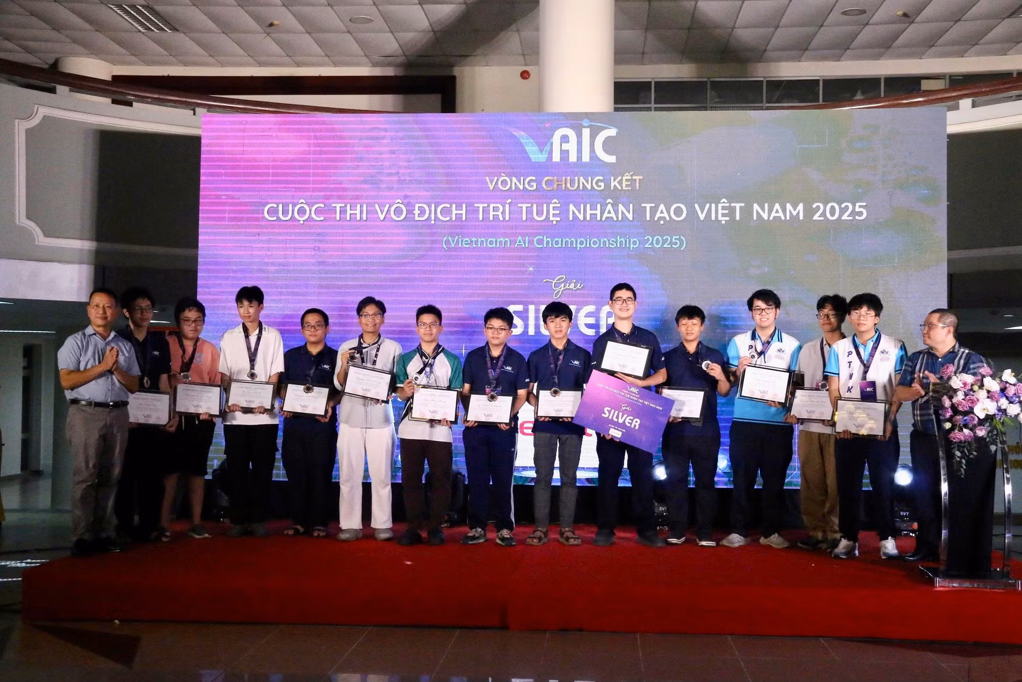 Trường THPT chuyên Hà Nội-Amsterdam giành giải đặc biệt cuộc thi 