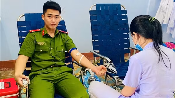 Hai chiến sĩ Công an tình nguyện hiến máu cứu sản phụ