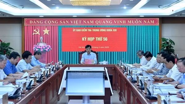 Bộ Chính trị, Ban Bí thư xem xét, thi hành kỷ luật tổ chức đảng, đảng viên vi phạm
