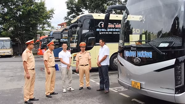 Tăng cường bảo đảm an toàn giao thông nơi cửa ngõ Tây Bắc