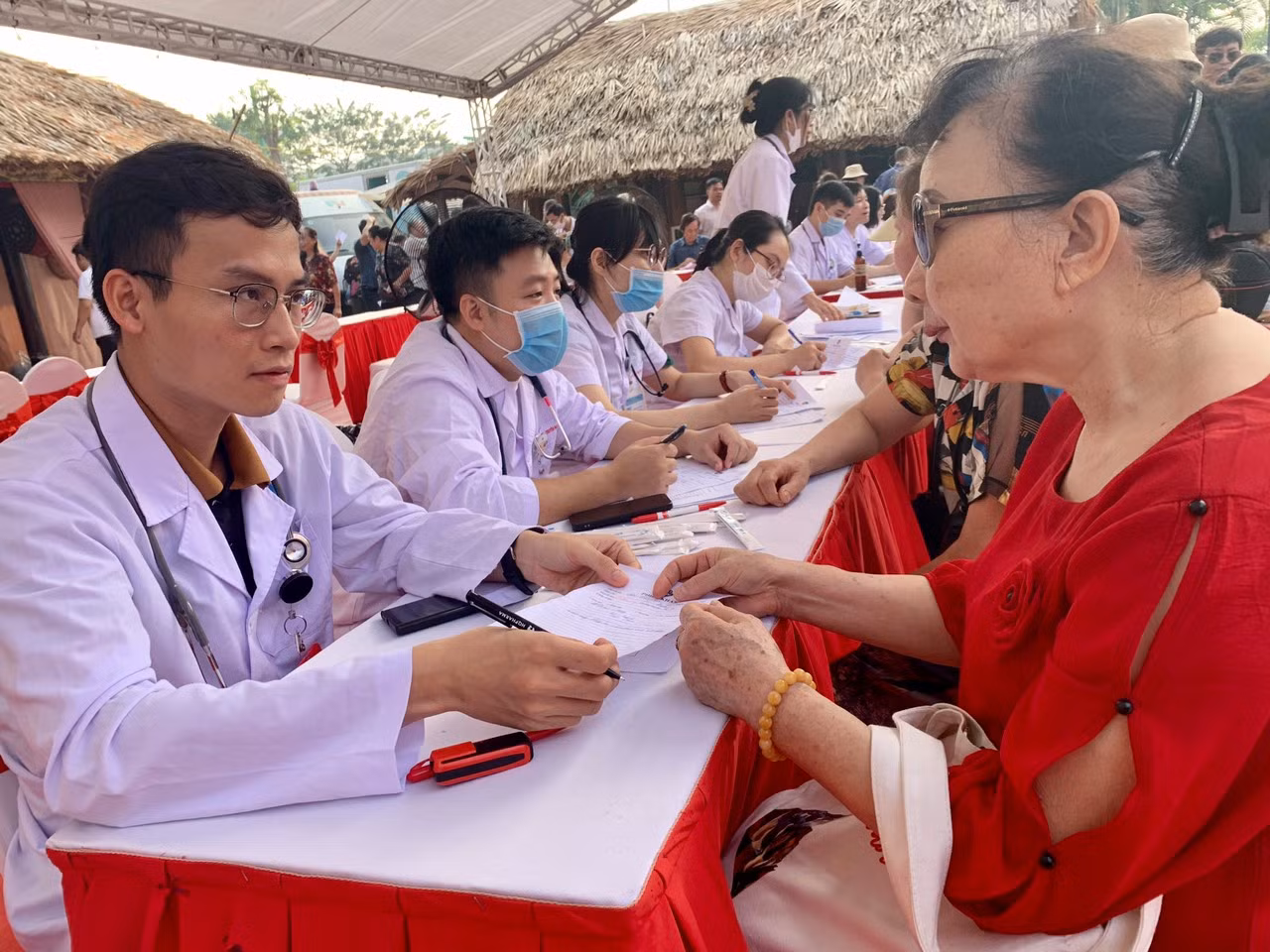 Gần 2.000 người dân Hà Nội khám sức khoẻ miễn phí, phát hiện nhiều người mắc bệnh phổi, tim mạch -0