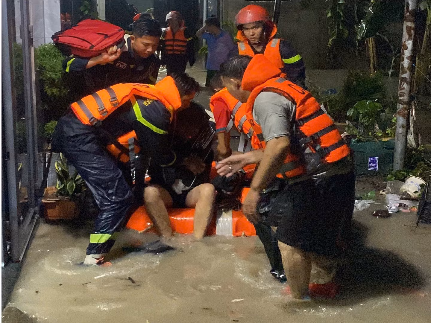 Tìm thấy thi thể nạn nhân và chiếc ô tô bị nước cuốn trôi -0