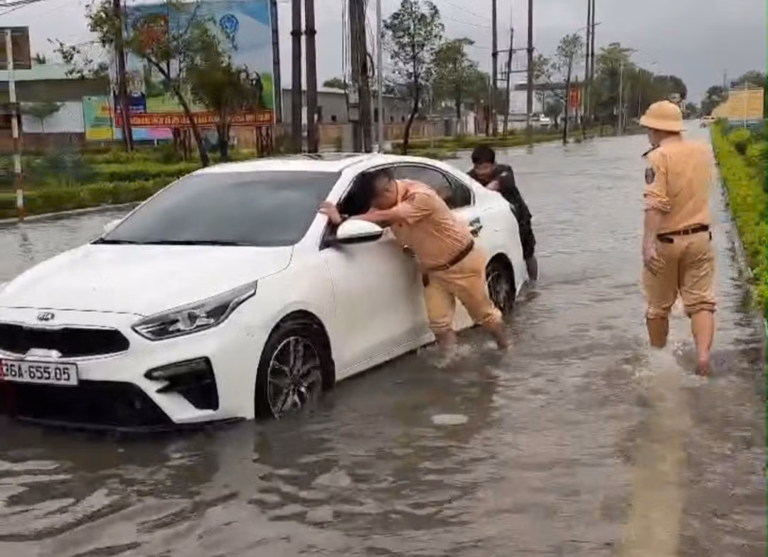 Cảnh sát giao thông Thanh Hoá đảm bảo “thông đường” sau bão số 10 -0