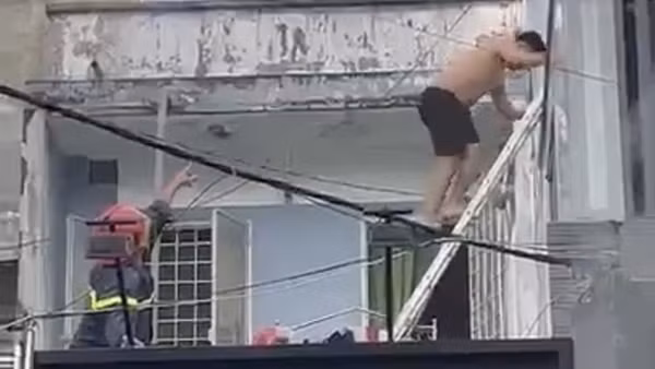 Giải cứu 6 người thoát khỏi đám cháy căn nhà 6 tầng trong hẻm