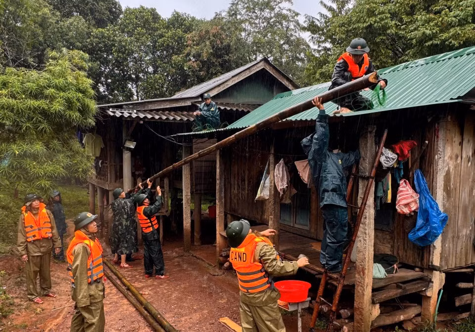 Công an Quảng Trị dứt khoát không để người dân nào ở lại nơi nguy hiểm trước khi bão đổ bộ vào đất liền -0