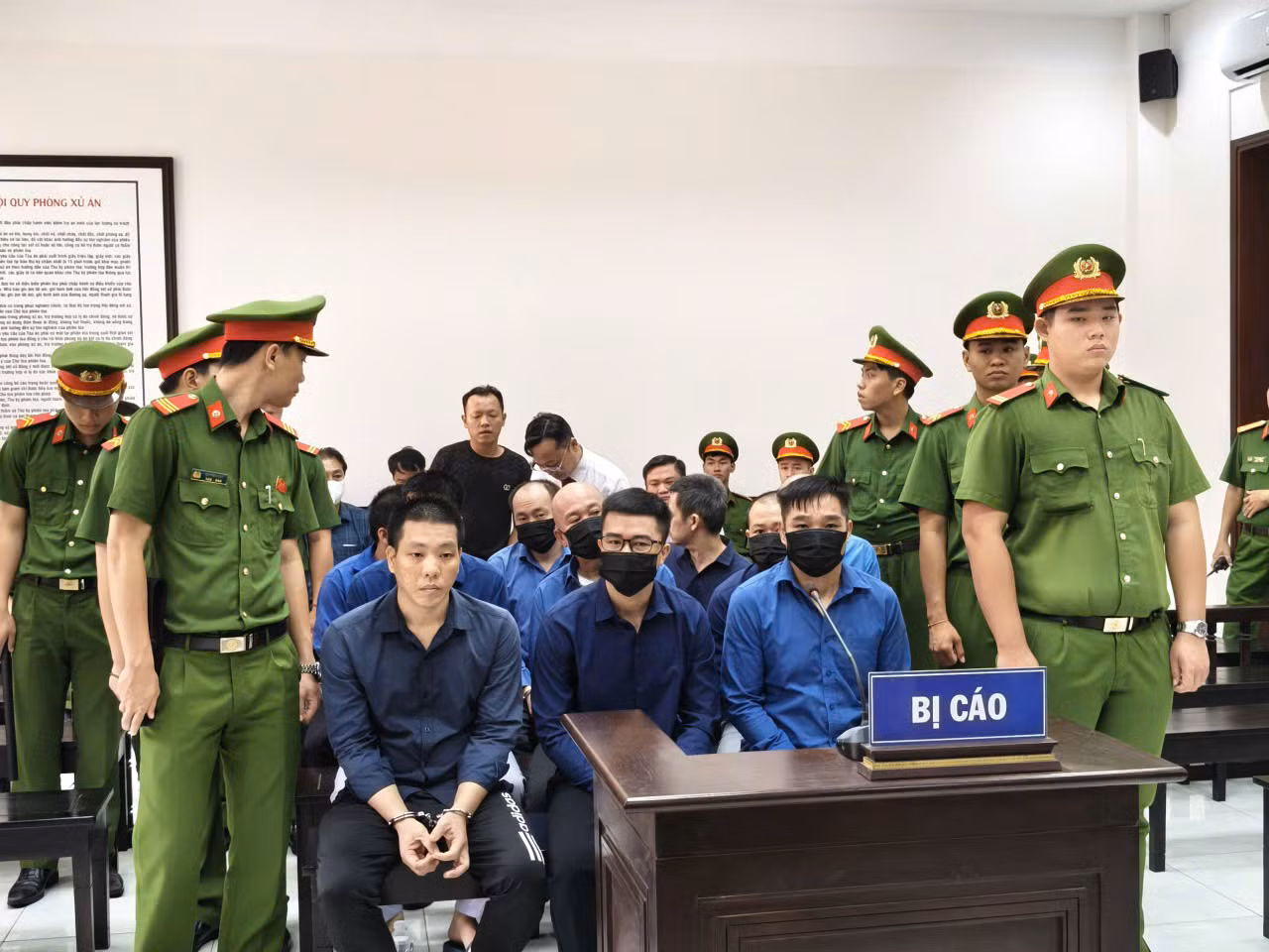 “Nhận quà” là súng đạn, Bình Kiểm và đồng phạm ra tòa -0