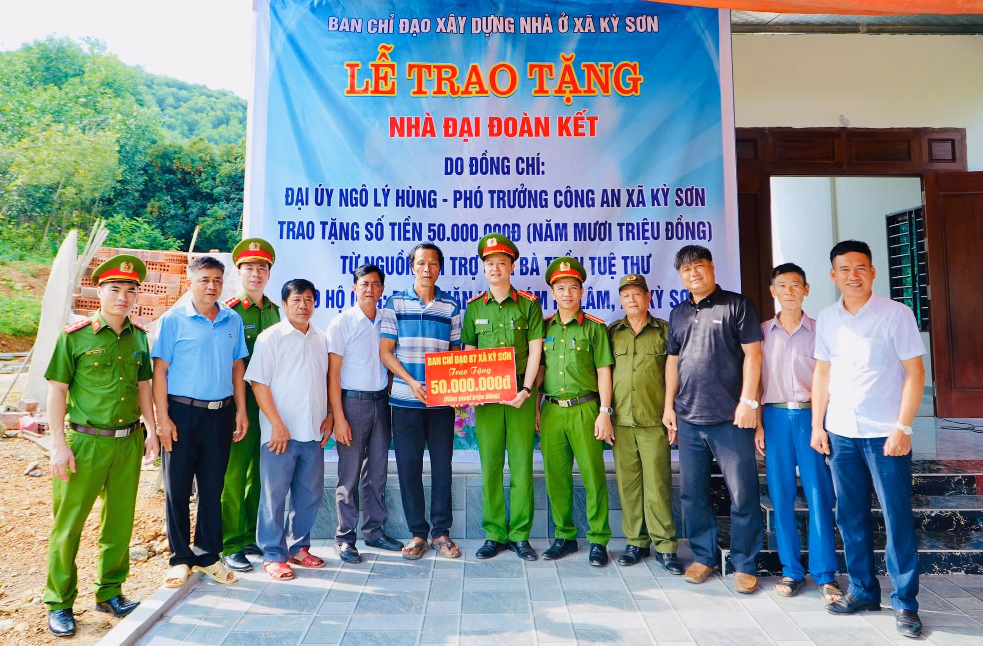 Phó Trưởng Công an xã vận động xây dựng mái ấm cho người dân có hoàn cảnh khó khăn -0