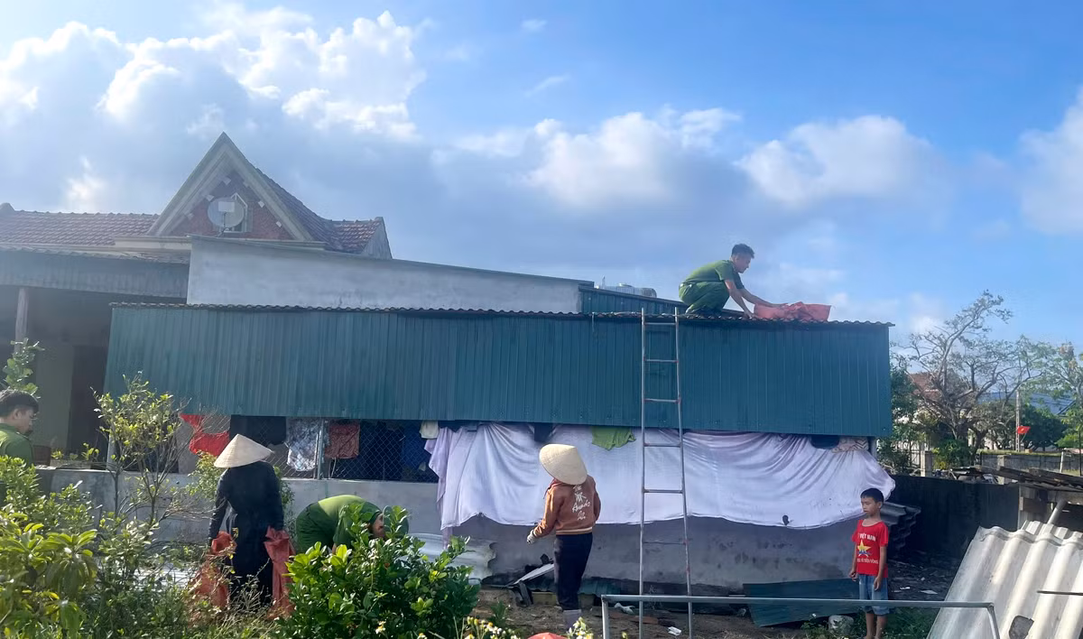 Khẩn trương di dời dân, bảo vệ tài sản trước thời điểm bão số 10 đổ bộ -0