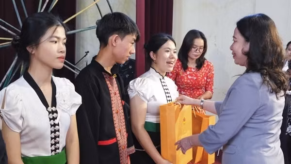 Phó Chủ tịch nước trao học bổng tặng học sinh nghèo vượt khó tỉnh Điện Biên