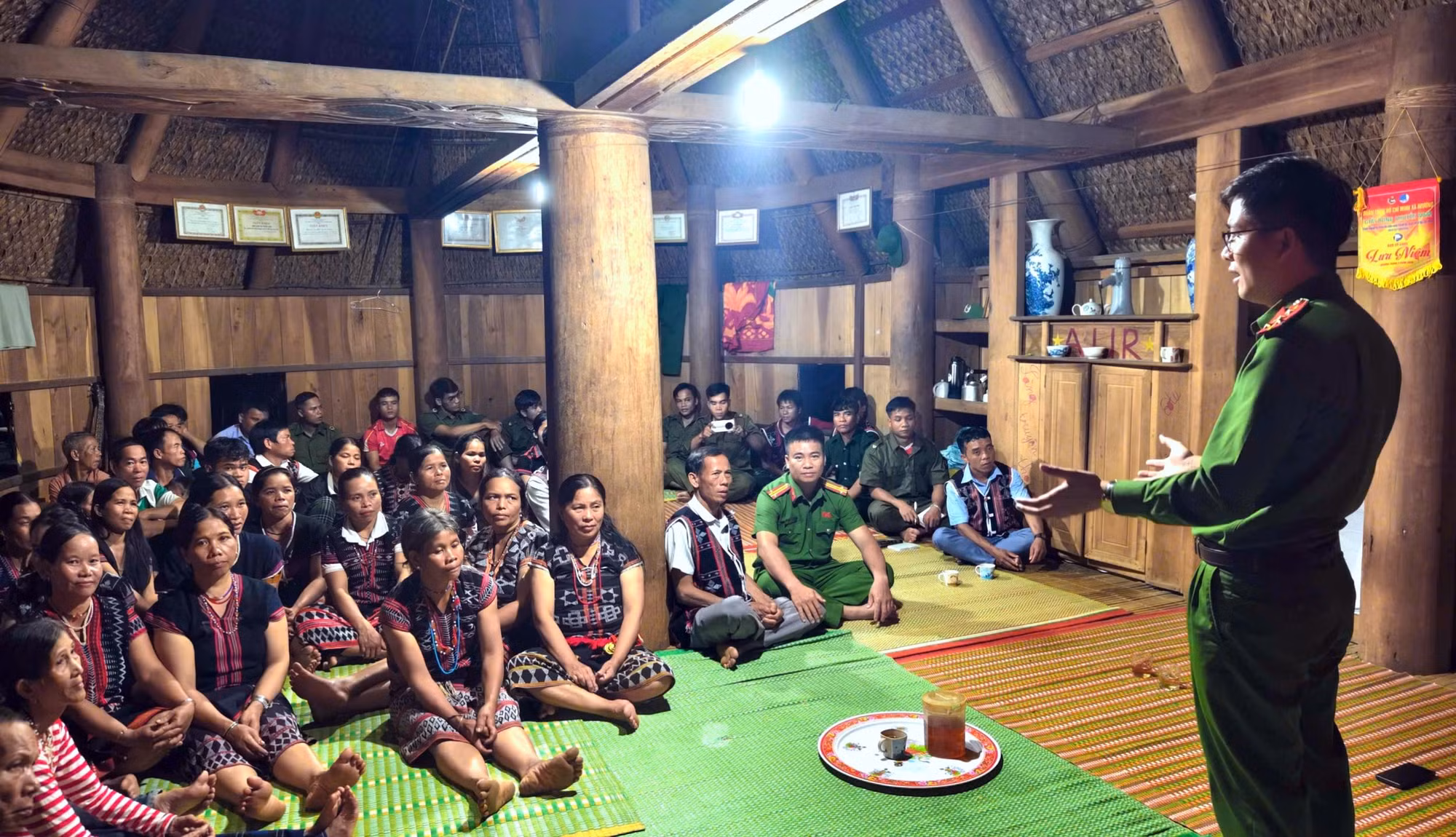 Công an xã biên giới băng rừng vượt suối đến với người dân sống biệt lập giữa rừng -0