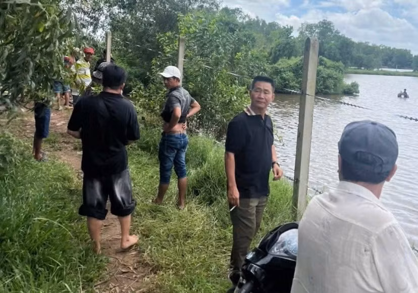 Đôi nam nữ tử vong bất thường dưới áo nước -0
