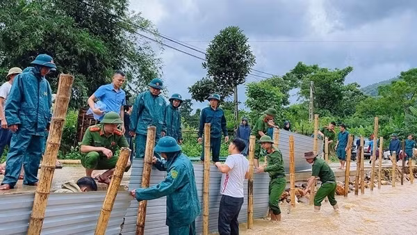 Công an Nghệ An bám sát địa bàn, giúp nhân dân khắc phục hậu quả bão số 10