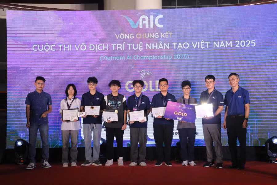 Trường THPT chuyên Hà Nội-Amsterdam giành giải đặc biệt cuộc thi 