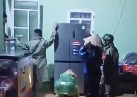 Công an Thanh Hoá ứng phó kịp thời nhiều sự cố trong đêm mưa bão -0