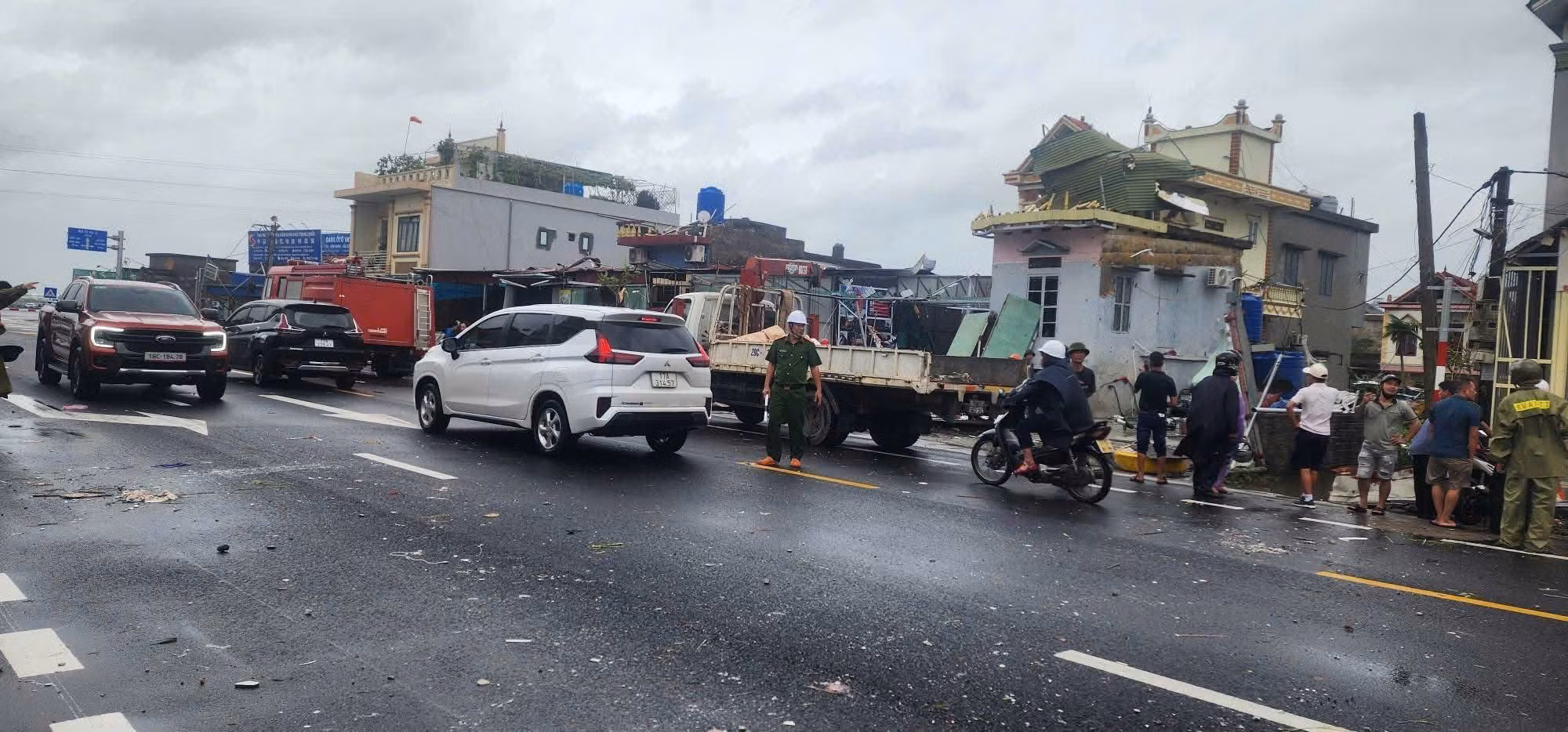 Dông lốc ở Hưng Yên khiến 2 người tử vong, hư hại nhiều tài sản -0