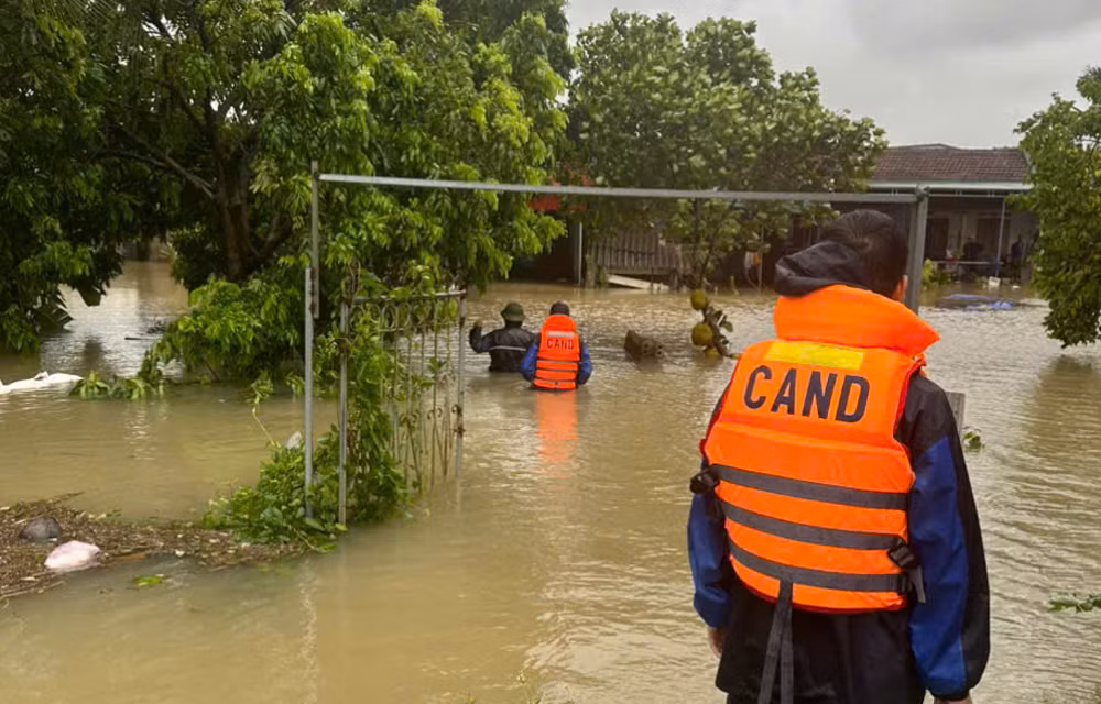 Công an Thanh Hóa huy động tối đa lực lượng khẩn trương khắc phục hậu quả bão số 10 -1