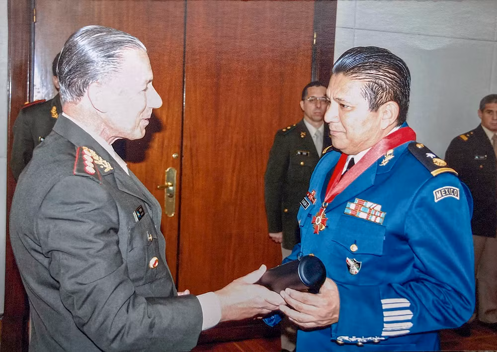 nguyên chu-n tu-ng roberto aguilera olivera (ph-i) t-ng ch- huy l-c lu-ng d-c nhi-m mexico du-c cia hu-n luy-n.jpg -0
