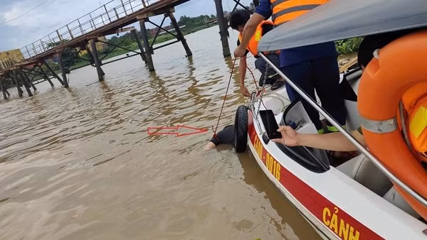 Tìm thấy thi thể nạn nhân và chiếc ô tô bị nước cuốn trôi