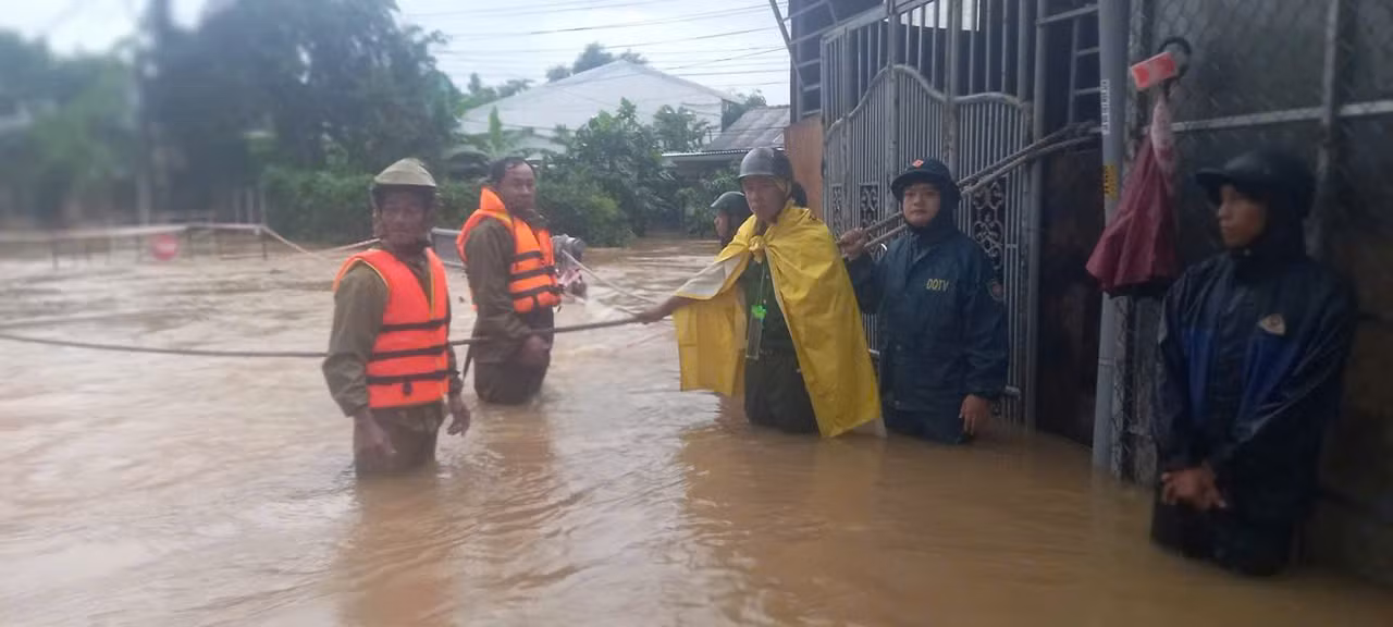 Công an TP Huế vượt dòng nước lũ để di dời người dân đến nơi an toàn -0