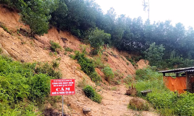 Khẩn trương di dời dân, bảo vệ tài sản trước thời điểm bão số 10 đổ bộ -0
