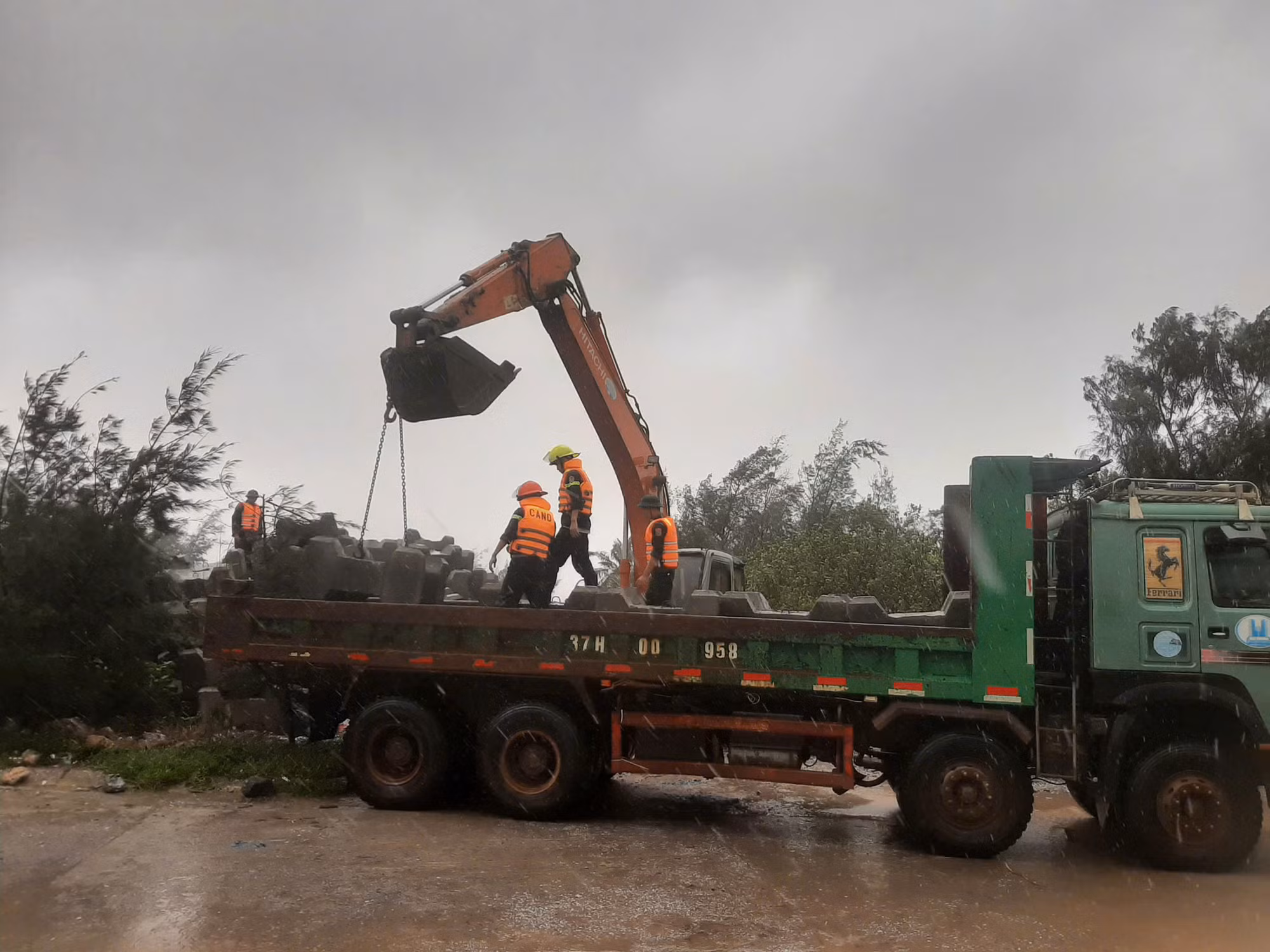 Công an tỉnh Ninh Bình triển khai hộ đê và sơ tán người dân khu vực bị ảnh hưởng bảo -0