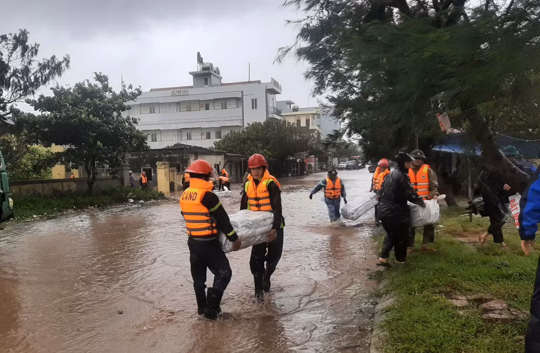 Công an tỉnh Ninh Bình triển khai hộ đê và sơ tán người dân khu vực bị ảnh hưởng bảo -0