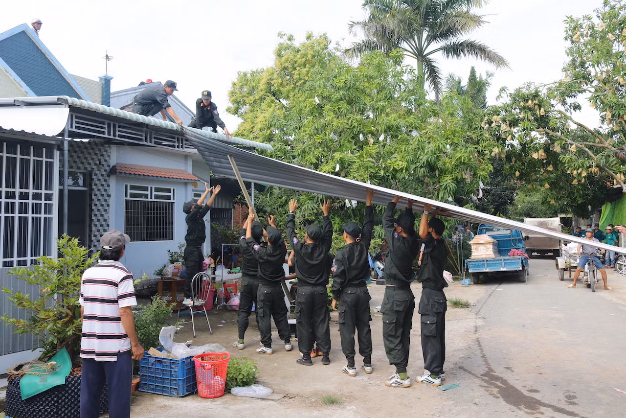 Cận cảnh hiện trường sạt lở nguy hiểm, uy hiếp cuộc sống của hàng trăm hộ dân ven sông Tiền -0