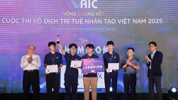 Trường THPT chuyên Hà Nội-Amsterdam giành giải Đặc biệt cuộc thi "Vô địch Trí tuệ nhân tạo Việt Nam" 2025