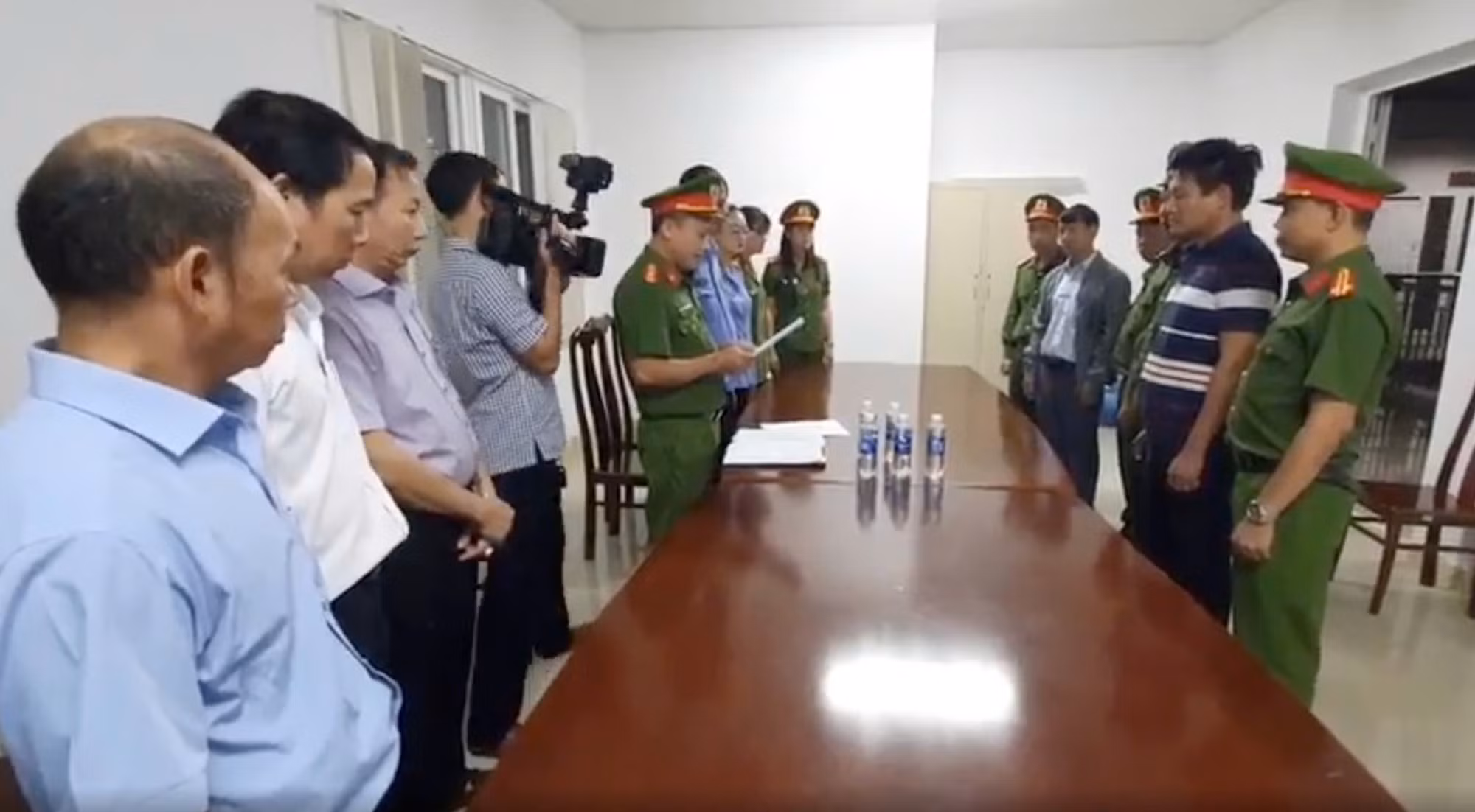 Vụ “máy hỏng 2 năm vẫn tán sỏi”: Khởi tố, bắt tạm giam 2 bác sĩ -0