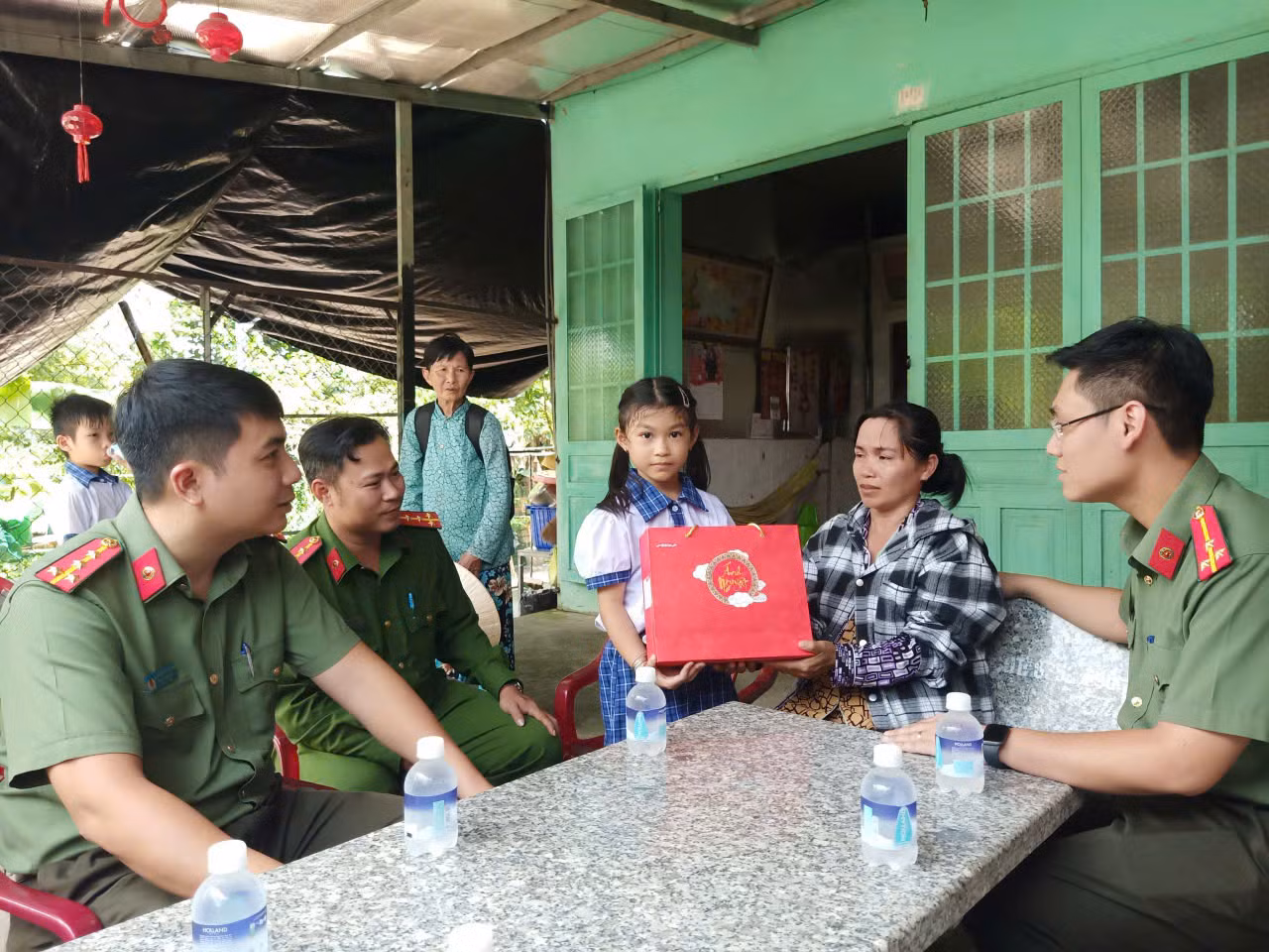 “Con nuôi Công an xã” – Vòng tay giữa đời thường -0