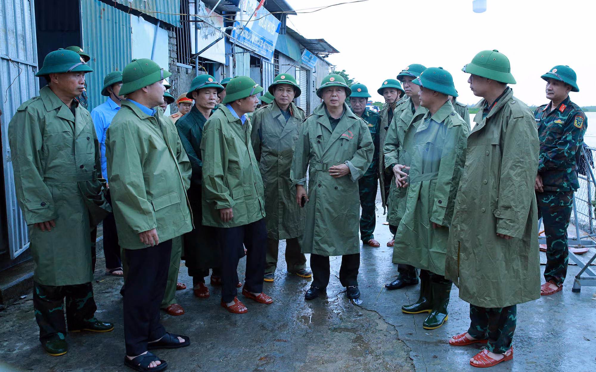 Phó Thủ tướng Trần Hồng Hà kiểm tra công tác ứng phó bão số 10 tại Nghệ An -0