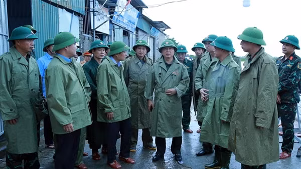 Phó Thủ tướng Trần Hồng Hà kiểm tra công tác ứng phó bão số 10 tại Nghệ An
