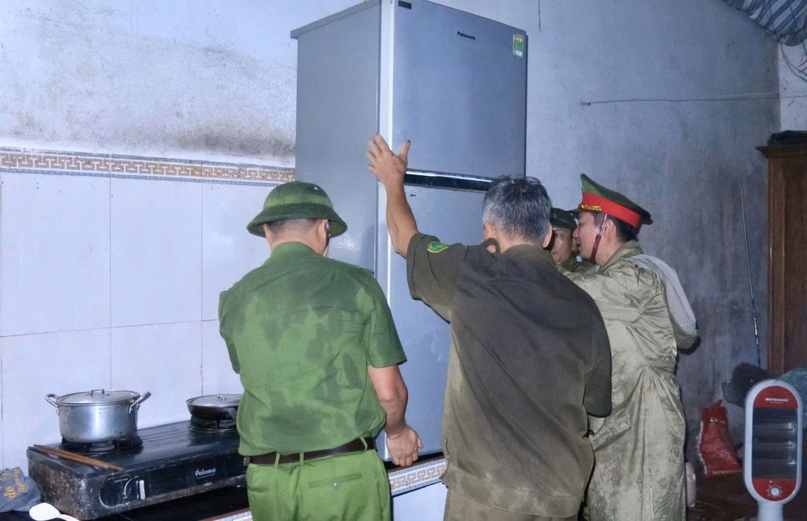 Công an xã căng mình ứng phó bão số 10 -0