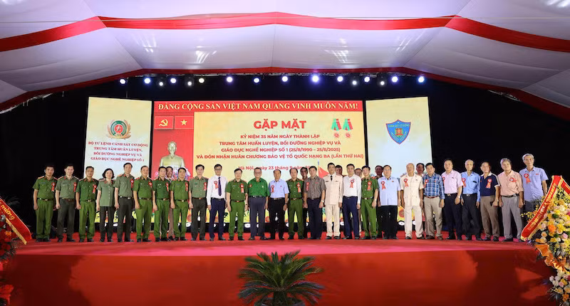 Trung tâm huấn luyện, bồi dưỡng nghiệp vụ và giáo dục nghề nghiệp số 1 đón nhận Huân chương Bảo vệ Tổ quốc hạng Ba -0