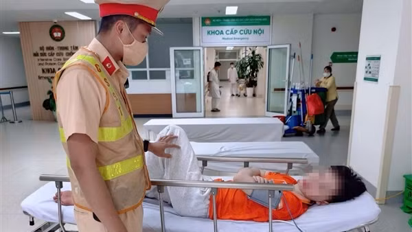 Nam sinh đột quỵ ở trường, CSGT Hà Nội mở đường đưa đi cấp cứu kịp thời