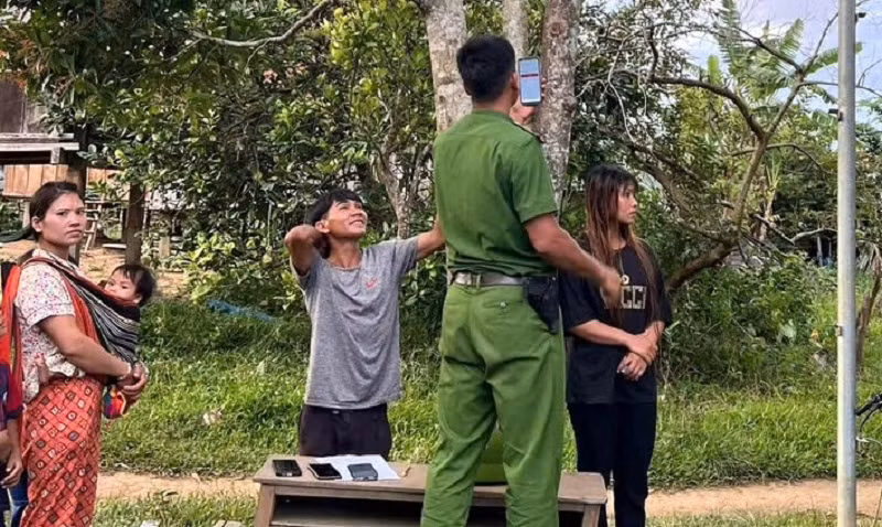 Công an vùng cao leo cây 