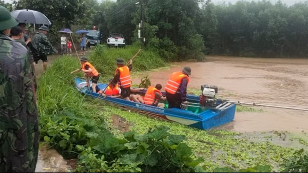 Chủ động ứng phó với mưa lớn, lũ, ngập lụt, lũ quét, sạt lở đất.