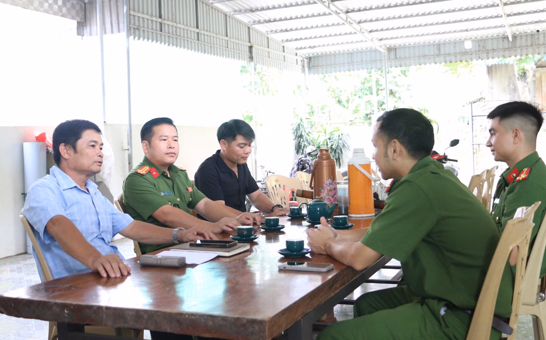 Trung tá Lữ Văn Xiêm - Người thắp lửa bình yên nơi cơ sở -0