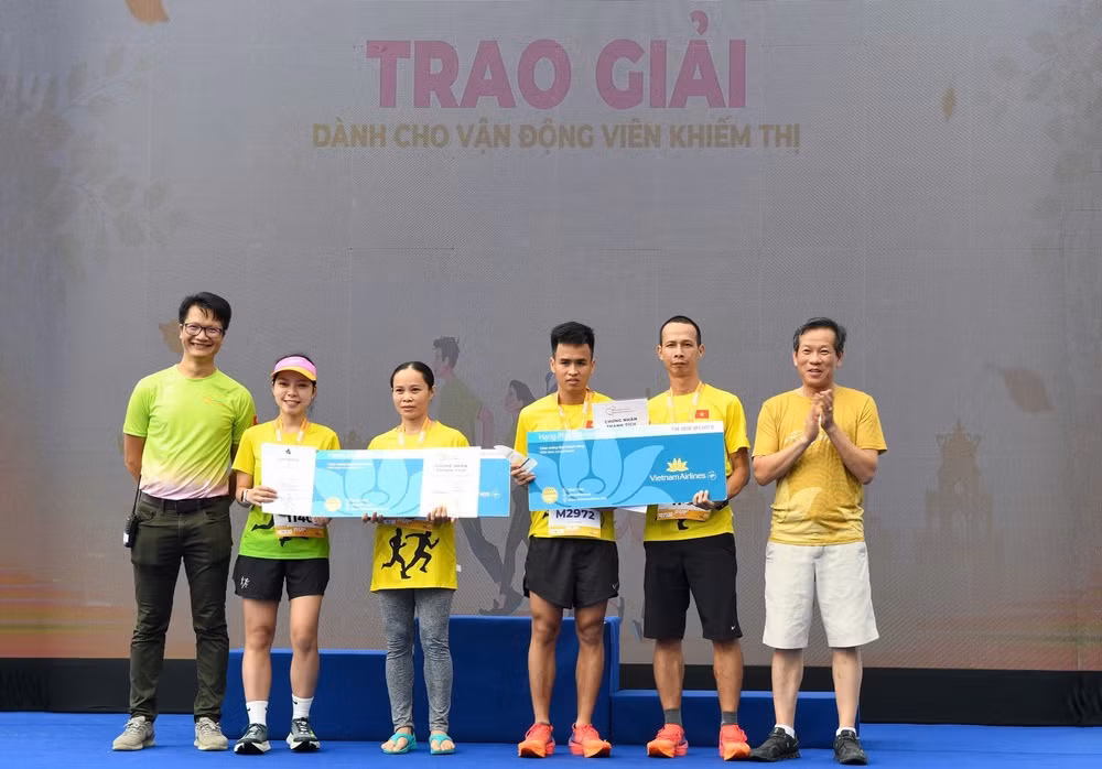 Hơn 330 vận động viên khiếm thính tham gia giải chạy “Run For Love 2025” -0