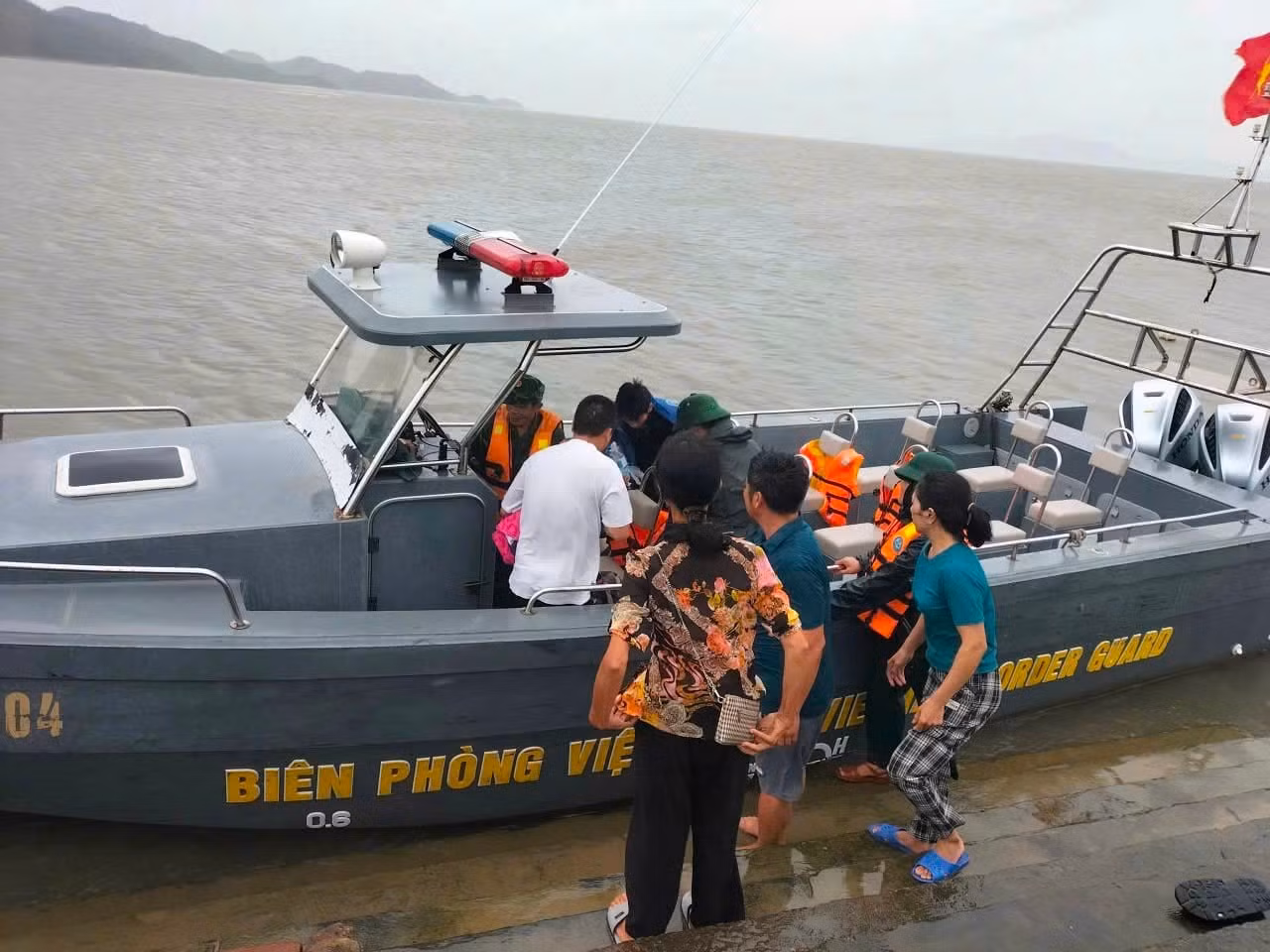 Vượt biển động dữ dội, đưa bệnh nhân từ đảo về đất liền phẫu thuật -0