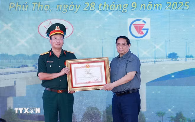 Thủ tướng: Cầu Phong Châu mới là nhịp cầu hàn gắn vết thương, nhen lên niềm tin -0
