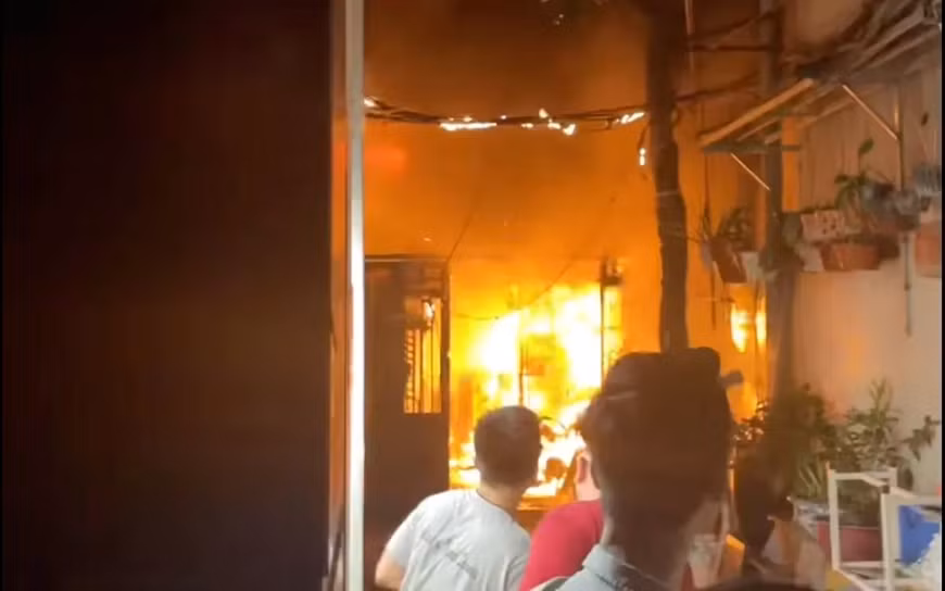 Nhà dân bốc cháy ngùn ngụt ở Hà Nội -0